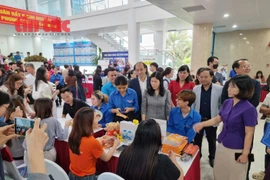 Des jeunes participent à un forum de l'emploi à Hanoi. Photo: baotintuc.vn 