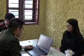 La facebookeuse Hoàng Thi Hông Thai (à droite) devant ses enquêteurs. Photo : CATP