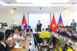 L’ambassadeur du Vietnam au Cambodge, Nguyên Minh Vu (centre) s'exprime lors de la clôture de la table ronde. Photo: VNA