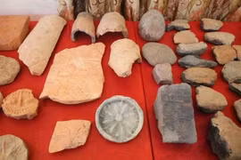 Plus de 2 300 pièces de moules à tambour en bronze ont été découvertes dans l'ancienne citadelle de Luy Lâu. Photo: Musée national d’histoire du Vietnam