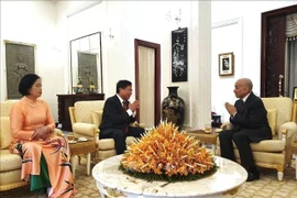 Le roi Norodom Sihamoni (à droite) recevant l’ambassadeur du Vietnam au Cambodge, Nguyên Huy Tang, et son épouse, venus prendre congé au terme de leur mandat au Cambodge. Photo : VNA