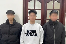 Les suspects devant les enquêteurs du département de police d'enquête de la province de Tuyên Quang. Photo: VNA