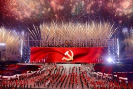 Un feu d'artifice spectaculaire, tel une symphonie majestueuse, célèbre le succès du 14e Congrès national du Parti communiste du Vietnam, à Hanoi, le soir du 23 janvier 2026. Photo: VNA