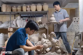 Pham Duc Dung est un potier qui se consacre à son art depuis 21 ans. Animé par sa passion pour la création de figurines inspirées de son animal du zodiaque préféré, et plus particulièrement pour l’Année du Ch(Binh Ngo), il a choisi l'image du cheval et appelle respectueusement ses créations «Monsieur Cheval». Photo : dantri.com.vn