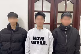 Les suspects devant les enquêteurs du département de police d'enquête de la province de Tuyên Quang. Photo: VNA