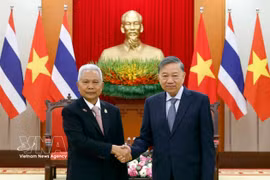 Le secrétaire général du Parti et président de la République, Tô Lâm (à droite) serre la main du président de l’Assemblée nationale et président de la Chambre des représentants de Thaïlande, Sophon Zaram, à Hanoi, le 7 août. Photo : VNA