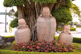 Trois statues de Bouddha en céramique au corps d'oiseau seront présentées à l’exposition. Photo : Sun World Ba Den Mountain 