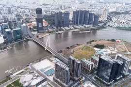 Le pont Ba Son relie la rue Tôn Duc Thang, dans le premier arrondissement de Hô Chi Minh-Ville, à la zone urbaine de Thu Thiêm. Photo : VNA
