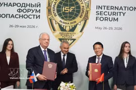 Le ministre vietnamien de la Sécurité publique, Luong Tam Quang (1er plan, à droite), et le directeur du Service fédéral russe pour la coopération militaro-technique, Dmitry Shugaev, signent un accord établissant un groupe de travail conjoint entre l’agence russe et le ministère vietnamien de la Sécurité publique. Photo : VNA