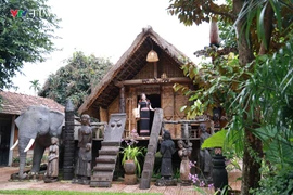 Les maisons sur pilotis, un beau trait culturel des minorités Êdê. Photo: VTV