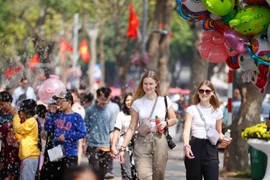 Des touristes étrangers à Hanoi. Photo : VNA