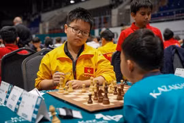 Le prodige vietnamien des échecs Lê Phan Hoàng Quân remporte une médaille d'argent aux Championnats du monde des échecs jeunes 2025. Photo : baovanhoa.vn
