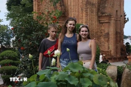 Des touristes russes prennent des photos souvenirs devant la tour Ponagar (Nha Trang, Khanh Hoa). Photo : VNA