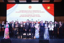 Le secrétaire général du Parti Tô Lâm et son épouse Ngô Phuong Ly au concert célébrant le 70e anniversaire des relations diplomatiques entre le Vietnam et l’Indonésie. au Ciputra Artpreneur à Jakarta, le 9 mars. Photo: VNA