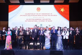 Le secrétaire général du Parti Tô Lâm et son épouse Ngô Phuong Ly au concert célébrant le 70e anniversaire des relations diplomatiques entre le Vietnam et l’Indonésie. au Ciputra Artpreneur à Jakarta, le 9 mars. Photo: VNA