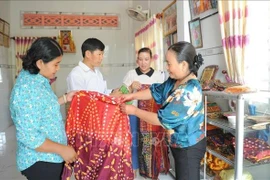 Les produits en brocart du peuple khmer de la commune de Van Giao, cité municipale de Tinh Biên, province d'An Giang, sont présentés aux visiteurs. Photo : VNA