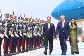 Le secrétaire général du Parti communiste du Vietnam Tô Lâm et son épouse Ngô Phuong Ly à leur arrivée à l’aéroport de Halim Perdanakusuma, en Indonésie, le 9 mars. Photo: VNA