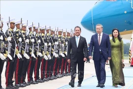 Le secrétaire général du Parti communiste du Vietnam Tô Lâm et son épouse Ngô Phuong Ly à leur arrivée à l’aéroport de Halim Perdanakusuma, en Indonésie, le 9 mars. Photo: VNA