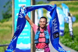 Le coureur vietnamien Ngô Van Chinh a terminé premier avec un temps impressionnant de 13:00:10, établissant un nouveau record du parcours. Photo : VNA