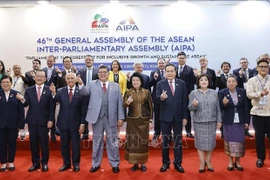 Le président de l’Assemblée nationale du Vietnam, Trân Thanh Mân et les chefs des délégations des parlements membres posent avec le président de la Chambre des représentants, Tan Sri Dato’ Johari bin Abdul. Photo : VNA