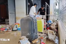 Les habitants de la commune de Ninh Phuoc, dans la province de Khanh Hoa, nettoient leurs maisons après les inondations. Photo: VNA