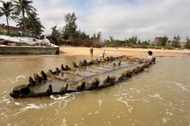 De fortes vagues le long du littoral ont révélé des parties d'un ancien navire découvert précédemment à Hôi An, dans la ville de Dà Nang (Centre) après la dissipation du typhon Kalmaegi. Photo : baodanang.vn