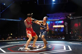Nguyên Vu Quynh Hoa (à gauche) participe à un combat du Lion Championship 2025. La championne participera à des tournois majeurs de MMA en 2026. Photo : VMMAF