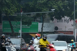 L’installation de systèmes de caméras dotés d’intelligence artificielle dans les rues de la ville aide à améliorer la sensibilisation du public et le respect du Code de la route. Photo : VNA