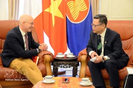 L’ambassadeur du Vietnam en France, Trinh Duc Hai (à droite), s’entretient avec Frédéric Cheneau, vice-président du développement commercial international d’Assystem, le le 16 mars. Photo : VNA
