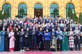 La vice-présidente de la République Vo Thi Anh Xuân (8e à partir de la gauche, premier rang) lors de l’événement, à Hanoi, le 19 décembre. Photo : VNA