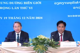 Le ministre vietnamien de la Justice Nguyên Hai Ninh (à gauche) et son homologue lao Phayvy Sibualipha lors de la conférence, à Vientiane, le 19 décembre. Photo: VNA