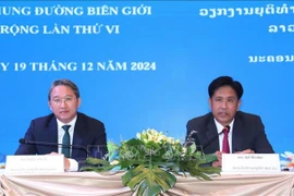 Le ministre vietnamien de la Justice Nguyên Hai Ninh (à gauche) et son homologue lao Phayvy Sibualipha lors de la conférence, à Vientiane, le 19 décembre. Photo: VNA