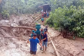 Evacution des biens des habitants de la commune de Bo Sinh, province de Son La (Nord) vers un endroit sûr. Photo : VNA
