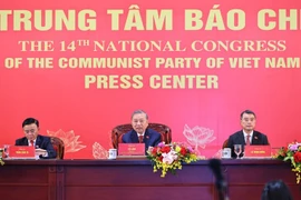 Le secrétaire général du Parti, Tô Lâm (centre), s’exprime lors d’une conférence de presse internationale sur les résultats du 14e Congrès national du Parti, à Hanoi, le 23 janvier. Photo : VNA