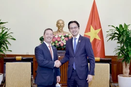 Le vice-ministre des Affaires étrangères Dô Hung Viêt (à droite) et Sean Kotaro O’Neill, haut fonctionnaire du Bureau des affaires de l’Asie de l’Est et du Pacifique du Département d’État américain, à Hanoi, le 18 avril. Photo: VNA