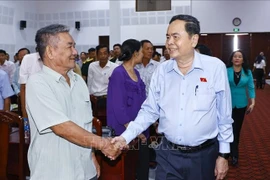 Le président de l’Assemblée nationale Trân Thanh Mân (à droite) avec les électeurs dans la ville de Vi Thanh, province de Hâu Giang (Sud). Photo: VNA