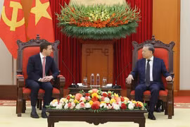 Le secrétaire général du Parti, Tô Lâm (à droite) et le directeur général de Warburg Pincus et président du Conseil d’affaires États-Unis - ASEAN (USABC), David Perlman, à Hanoi, le 18 avril. Photo: VNA