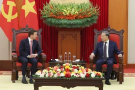 Le secrétaire général du Parti, Tô Lâm (à droite) et le directeur général de Warburg Pincus et président du Conseil d’affaires États-Unis - ASEAN (USABC), David Perlman, à Hanoi, le 18 avril. Photo: VNA