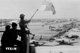 Le drapeau du Front national de libération et de la République du Sud-Vietnam flotte sur l'aéroport de Tân Son Nhât, le 30 avril 1975. Photo d'archives: VNA