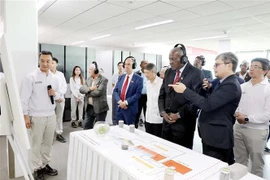 Le président de l’Assemblée nationale du Pouvoir populaire et du Conseil d’État de Cuba, Esteban Lazo Hernández visite Nestlé Bong Sen, dans le parc industriel de Thang Long II. Photo : VNA