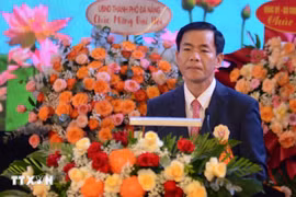 Nguyên Van Phuong, secrétaire du 17e Comité du Parti de la ville de Huê pour le mandat 2025-2030, prononce un discours de clôture du 17e Congrès du Parti de la ville de Huê. Photo : VNA