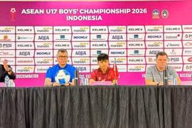 Les entraîneurs des équipes vietnamienne et australienne lors d'une conférence de presse en Indonésie le 21 avril, avant la demi-finale du Championnat d’Asie du Sud-Est de football des moins de 17 ans. Photo : VFF