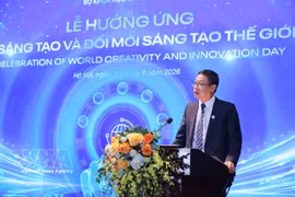 Le vice-ministre des Sciences et de la Technologie, Lê Xuân Dinh, prononce le discours d'ouverture, à Hanoi, le 21 avril. Photo : VNA
