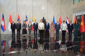 De hauts fonctionnaires de l’ASEAN posent pour une photo de groupe. Photo : ministère des Affaires étrangères