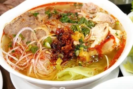 Le bun bo Huê, une combinaison harmonieuse du goût gras du bouillon, du fort arôme de citronnelle et du piquant du piment, créant un plat riche, épicée et profondément satisfaisante. Photo : Shopeefood
