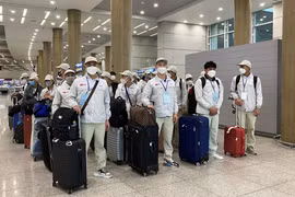 Des travailleurs vietnamiens à l'aéroport international d'Incheon, en République de Corée. Photo : VNA