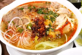 Le bun bo Huê, une combinaison harmonieuse du goût gras du bouillon, du fort arôme de citronnelle et du piquant du piment, créant un plat riche, épicée et profondément satisfaisante. Photo : Shopeefood