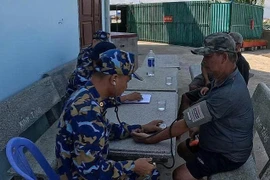 Les médecins militaires stationnés à Da Lat (récif de Ladd) examinent la santé des pêcheurs du bateau de pêche PY 92628TS sinistré. Photo : VNA