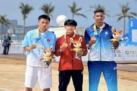 Pham Van Nghia (centre) remporte une deuxième médaille d'or pour le Vietnam en saut en longueur aux Jeux asiatiques de plage 2026. Photo : laodong.vn
