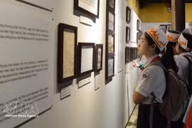 Une exposition consacrée au roi Hàm Nghi offre aux jeunes générations une meilleure compréhension de l’histoire et de la culture nationales, les sensibilisant ainsi davantage à la préservation et à la valorisation du patrimoine. Photo: VNA